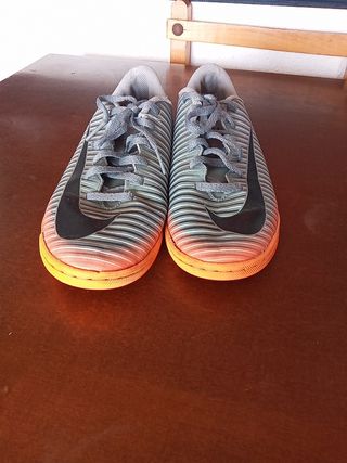 Botas fútbol multitacos CR7. 36.5 de segunda mano por 3 EUR en Almería en  WALLAPOP