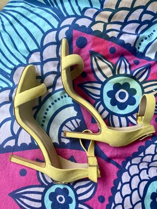 Sandalias tacón amarillo pastel de segunda mano por 5 EUR en Pamplona en  WALLAPOP