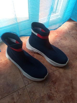 Zapatillas calcetín Tommy Hilfiger de segunda mano por 80 EUR en El Bañet  en WALLAPOP