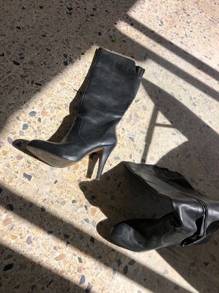 Botas negras tacón de segunda mano por 10 EUR en Barcelona en WALLAPOP