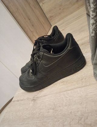 ZAPATILLAS NIKE AIR FORCE 1 NEGRAS de segunda mano por 50 EUR en Sant  Celoni en WALLAPOP