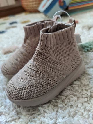 Zapatillas calcetín \\/ botín deportivo bebé Zara Ki de segunda mano por 15  EUR en Madrid en WALLAPOP