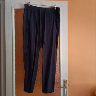 Pantalón azul marino de Lefties. de segunda mano por 6 EUR en Premià de Mar  en WALLAPOP