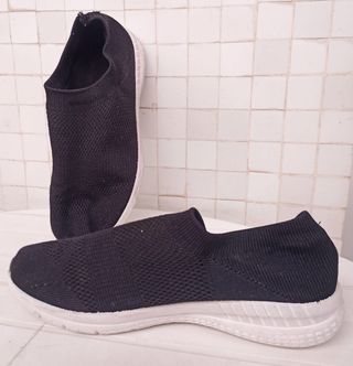 Zapatillas negras tipo calcetin de segunda mano por 5 EUR en Barcelona en  WALLAPOP