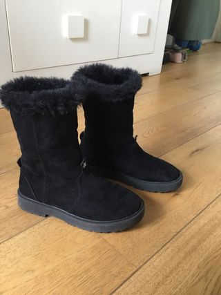 Botas negras pelo zara de segunda mano por 15 EUR en Logroño en WALLAPOP