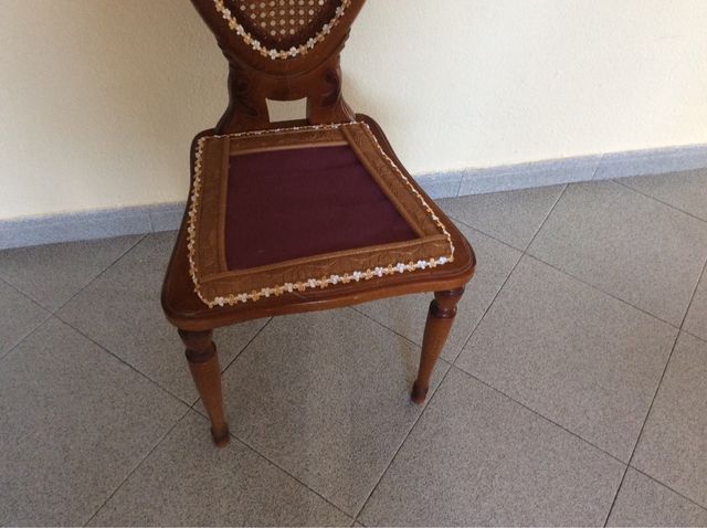 Preciosa silla antigua restaurada para decoración