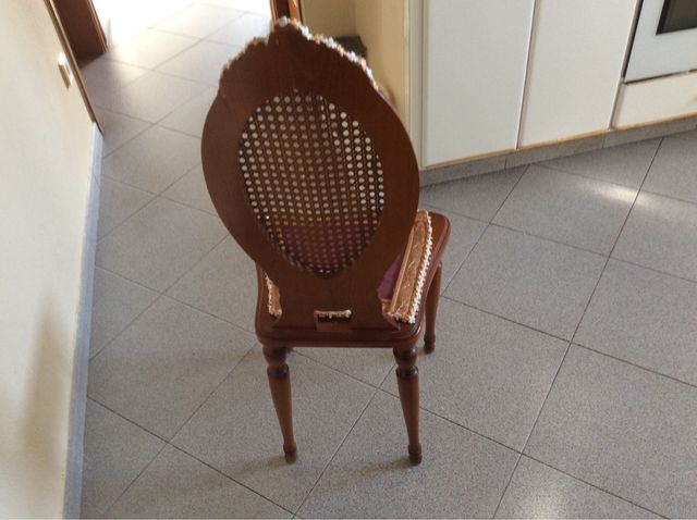 Preciosa silla antigua restaurada para decoración