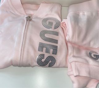 Chándal guess bebé de segunda mano por 40 EUR en Valencia en WALLAPOP