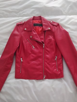 Cazadora roja polipiel de segunda mano por 7 EUR en Gandía en WALLAPOP