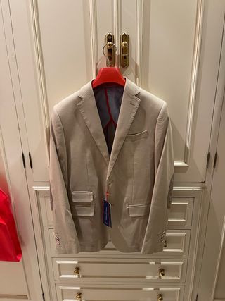 Americana Beige Alvaro Moreno Nueva de segunda mano por 40 EUR en Bormujos  en WALLAPOP