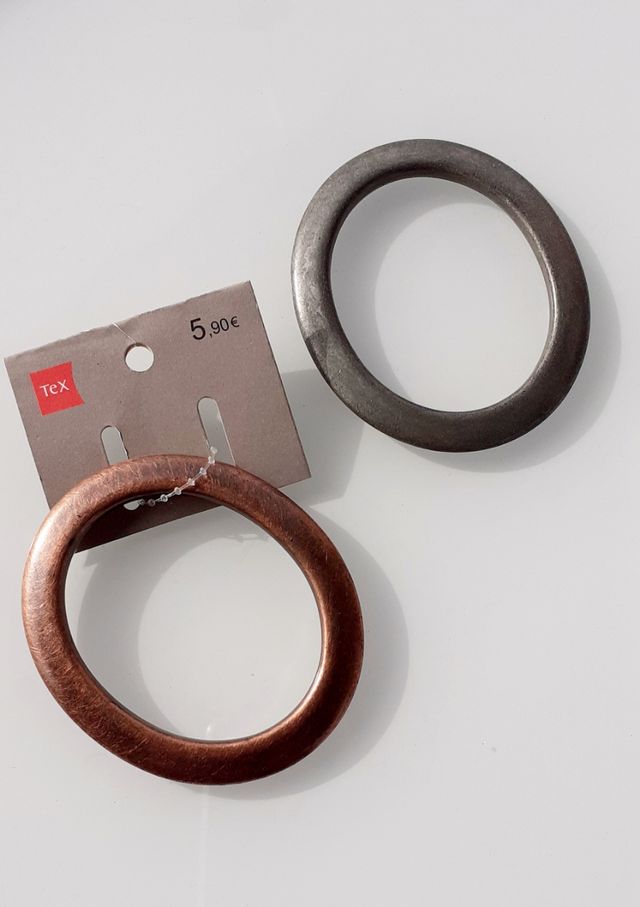 Dos pulseras ovaladas una con etiqueta