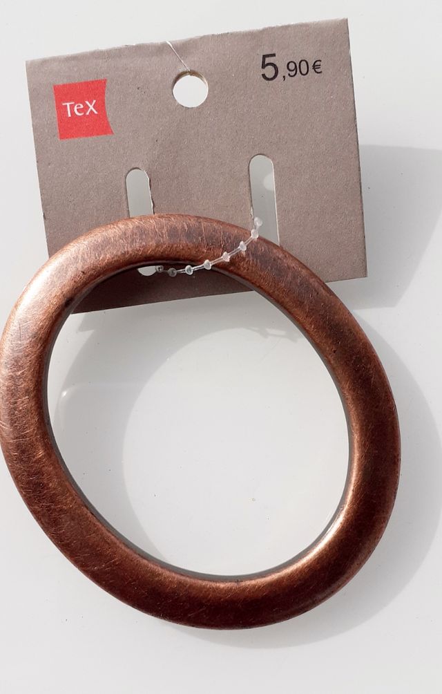 Dos pulseras ovaladas una con etiqueta