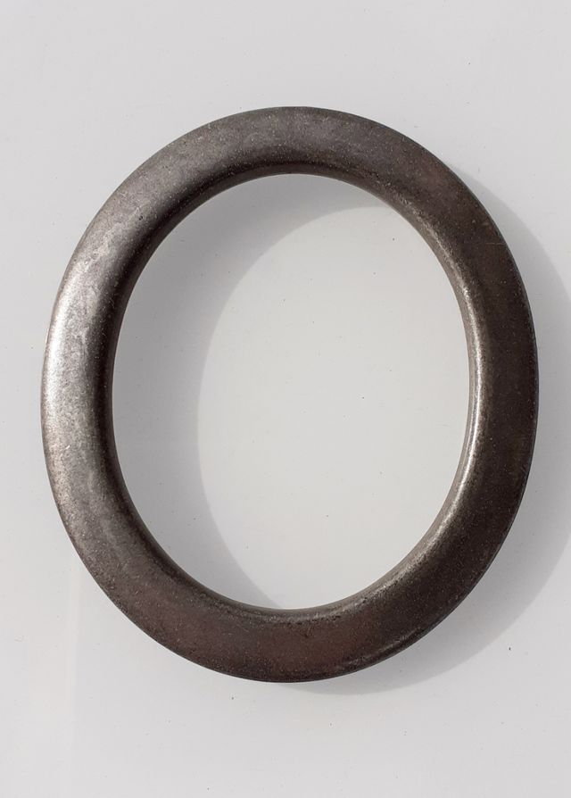 Dos pulseras ovaladas una con etiqueta