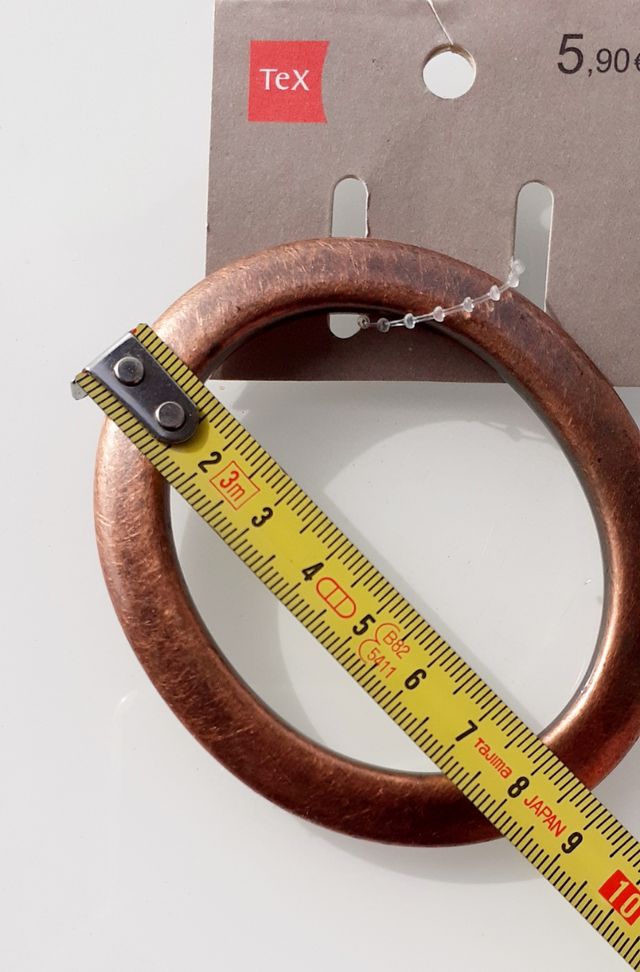 Dos pulseras ovaladas una con etiqueta