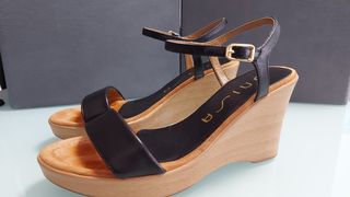 Sandalia de cuña Unisa de piel negra mod. Rita de segunda mano por 35 EUR  en Elche en WALLAPOP