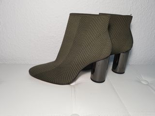 Botin verde tacon espejo de segunda mano por 14 EUR en Barcelona en WALLAPOP