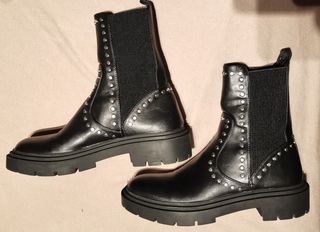 Botín plano tachas Zara de segunda mano por 15 EUR en Barcelona en WALLAPOP