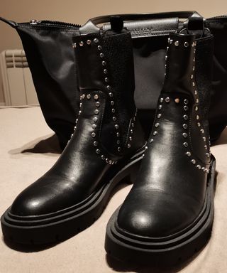Botín plano tachas Zara de segunda mano por 15 EUR en Barcelona en WALLAPOP