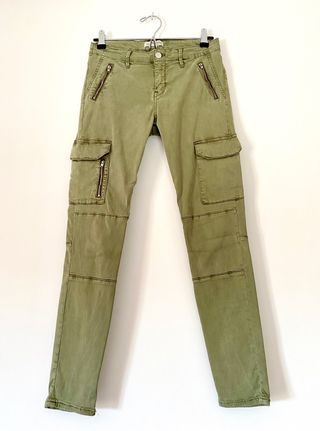 Pantalón cargo verde 36 Zara de segunda mano por 11 EUR en Calvarrasa de  Abajo en WALLAPOP
