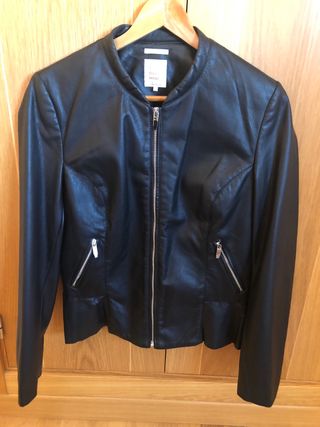 Cazadora polipiel mujer ZARA. de segunda mano por 12 EUR en Cuenca en  WALLAPOP