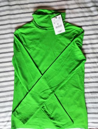 Camiseta cuello alto Zara NUEVA de segunda mano por 6 EUR en Bilbao en  WALLAPOP