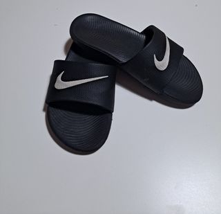 Chanclas nike 35 de segunda mano por 10 EUR en Toledo en WALLAPOP