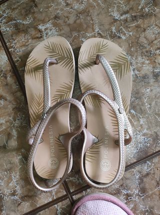 Chanclas cerradas marca Polinesia de segunda mano por 6 EUR en Cardeña en  WALLAPOP