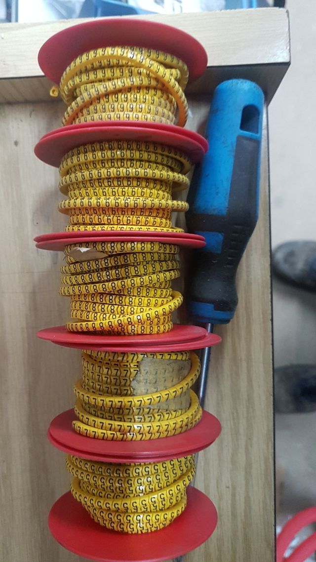 Marcadores números para cables.