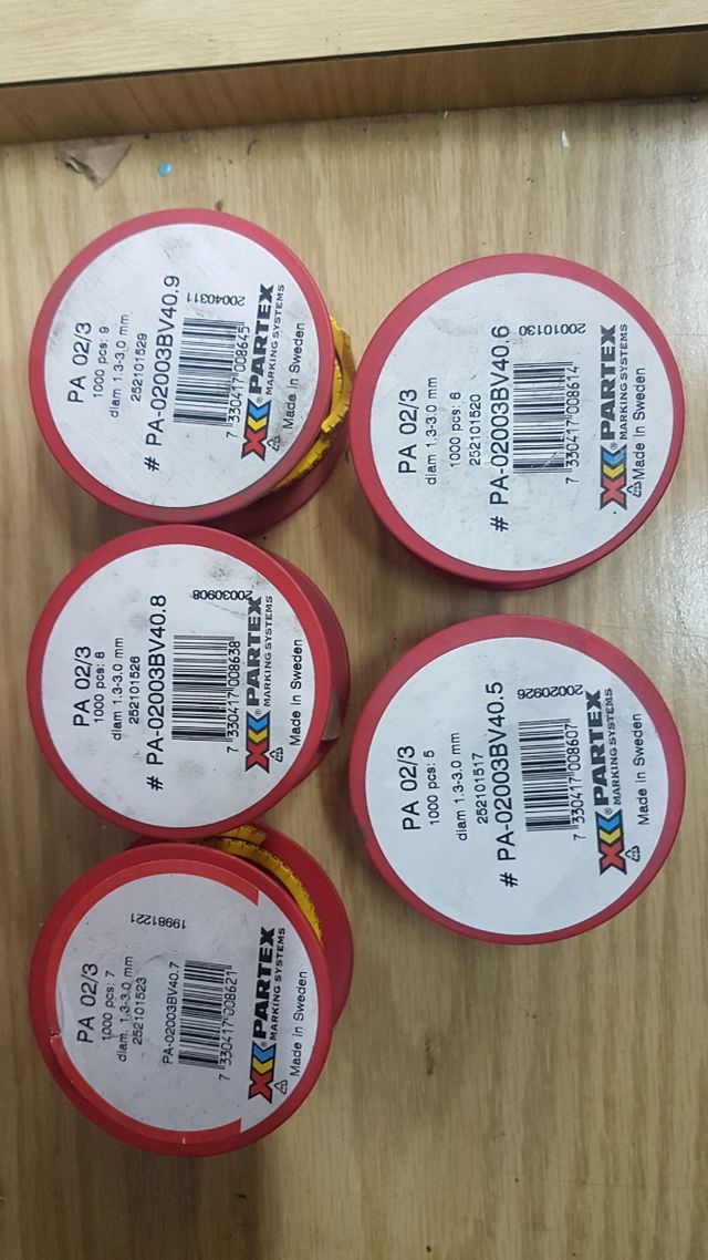 Marcadores números para cables.