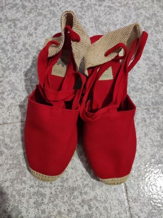 Sandalias esparto rojas de segunda mano por 7 EUR en Montequinto en WALLAPOP