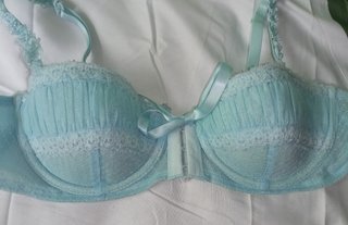 Sujetador Easy Wear 90B abrochar delante de segunda mano por 2 EUR en  Apatamonasterio en WALLAPOP