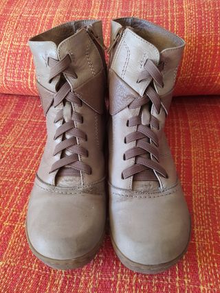 Botines piel planos. de segunda mano por 9,95 EUR en Madrid en WALLAPOP