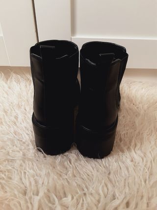 Botines negros Pull\u0026amp;Bear de segunda mano por 20 EUR en Premià de Mar en  WALLAPOP
