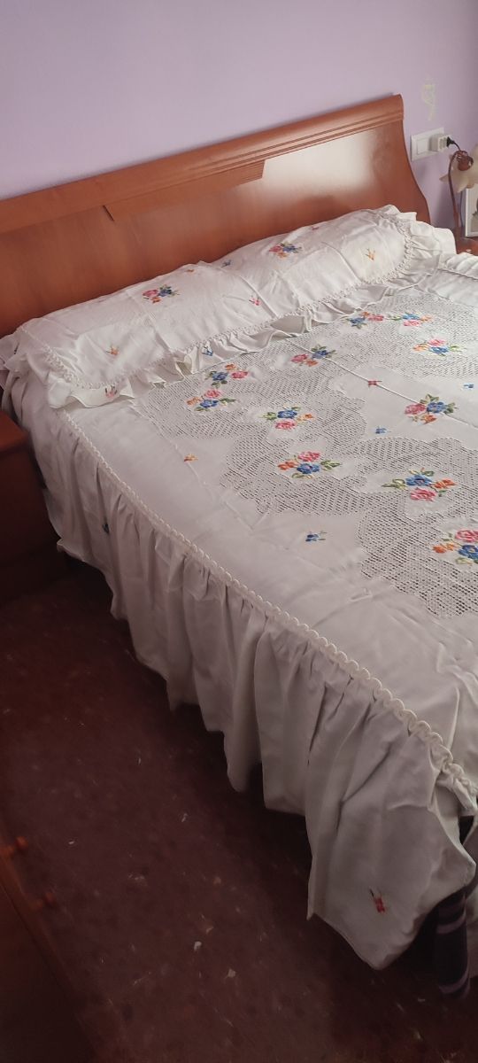 Colcha de hilo Lagartera  bordada a mano