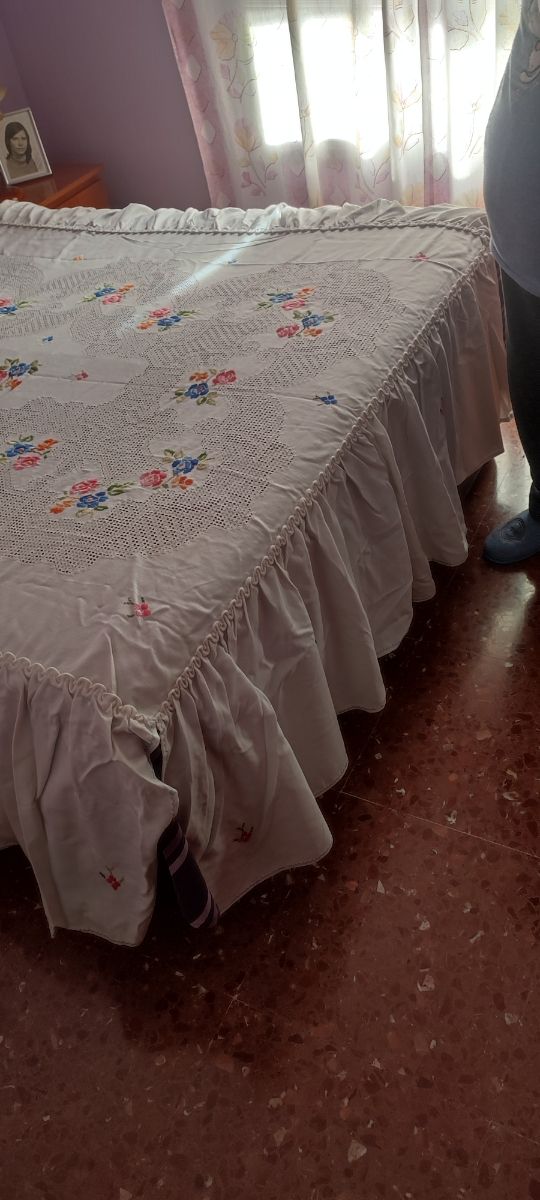 Colcha de hilo Lagartera  bordada a mano