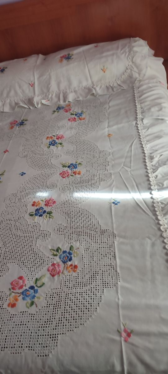 Colcha de hilo Lagartera  bordada a mano