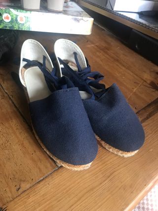 Alpargatas fiestas de segunda mano por 10 EUR en Devesa en WALLAPOP