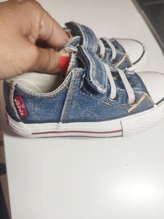 Zapatillas Levis talla 25 de segunda mano por 6 EUR en Valencia en WALLAPOP