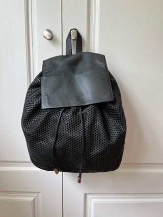 Mochila de piel negra Uterqüe de segunda mano por 50 EUR en Encinar de Los  Reyes en WALLAPOP