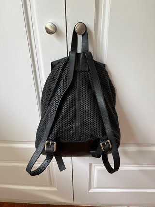 Mochila de piel negra Uterqüe de segunda mano por 50 EUR en Encinar de Los  Reyes en WALLAPOP