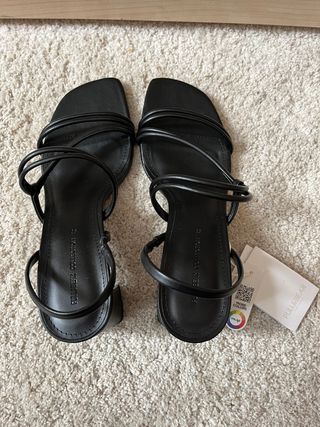 Sandalias negras; Pull\u0026amp;Bear. de segunda mano por 15 EUR en Madrid en  WALLAPOP