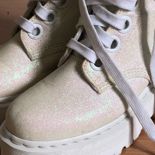 Dr. Martens blancas plataforma purpurina de segunda mano por 120 EUR en  Madrid en WALLAPOP