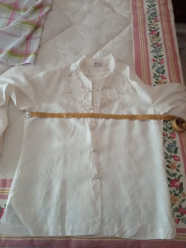 blusa de seda en color crudo bordada