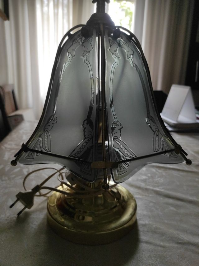 Lámpara de mesa Vintage. Cúpula de cristal, cuerpo