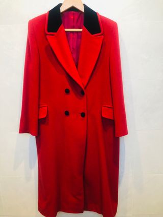 Abrigo rojo El Corte Inglés de segunda mano por 30 EUR en Vilanova del  Vallès en WALLAPOP