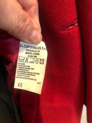 Abrigo rojo El Corte Inglés de segunda mano por 30 EUR en Vilanova del  Vallès en WALLAPOP