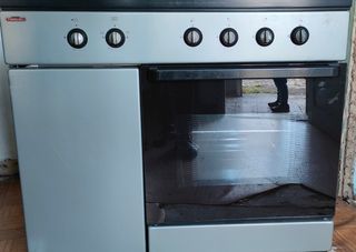 Cocina de gas butano con 5 fuegos y horno de segunda mano por 200 EUR en  Moaña en WALLAPOP