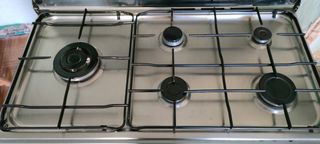 Cocina de gas butano con 5 fuegos y horno de segunda mano por 200 EUR en  Moaña en WALLAPOP