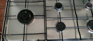 Cocina de gas butano con 5 fuegos y horno de segunda mano por 200 EUR en  Moaña en WALLAPOP