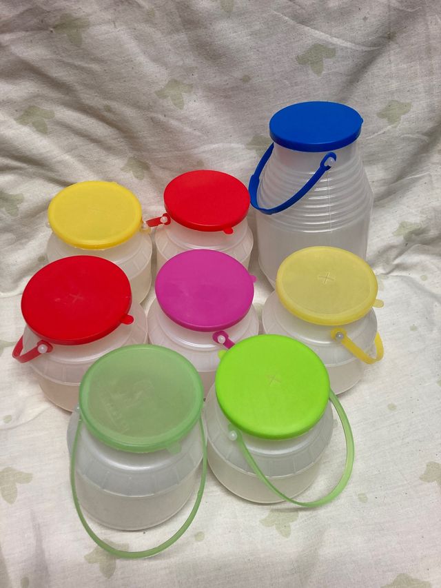 8 jarras de plástico 7de 1/2 litro y 1 de litro